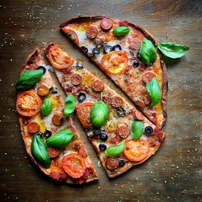 Pizza cuatro quesos con queso derretido