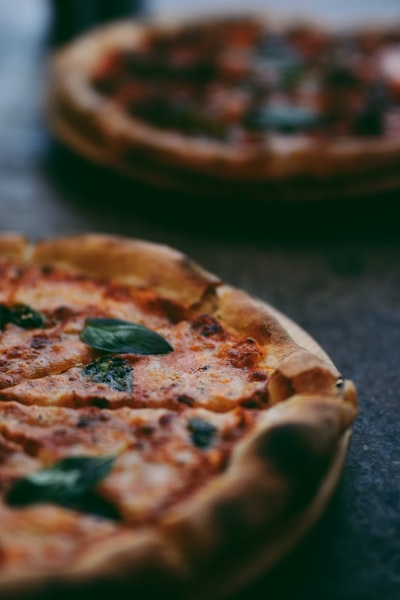 Pizza margarita con tomate fresco y albahaca